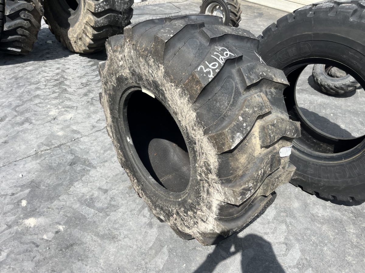 19.5L24 Titan Industrial Tractor Lug R-4