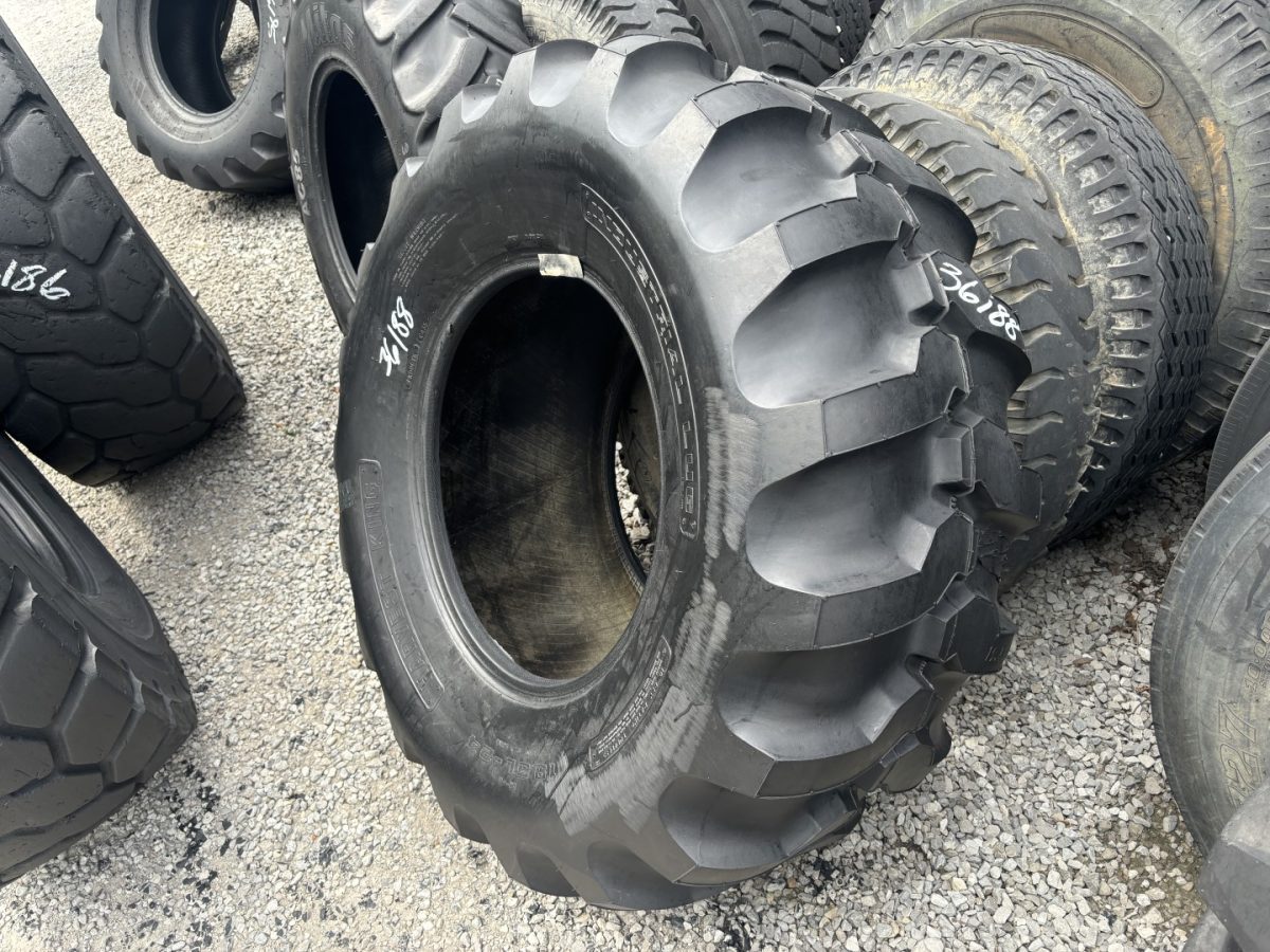 19.5L24 Harvest King Super Industrial Lug R-4