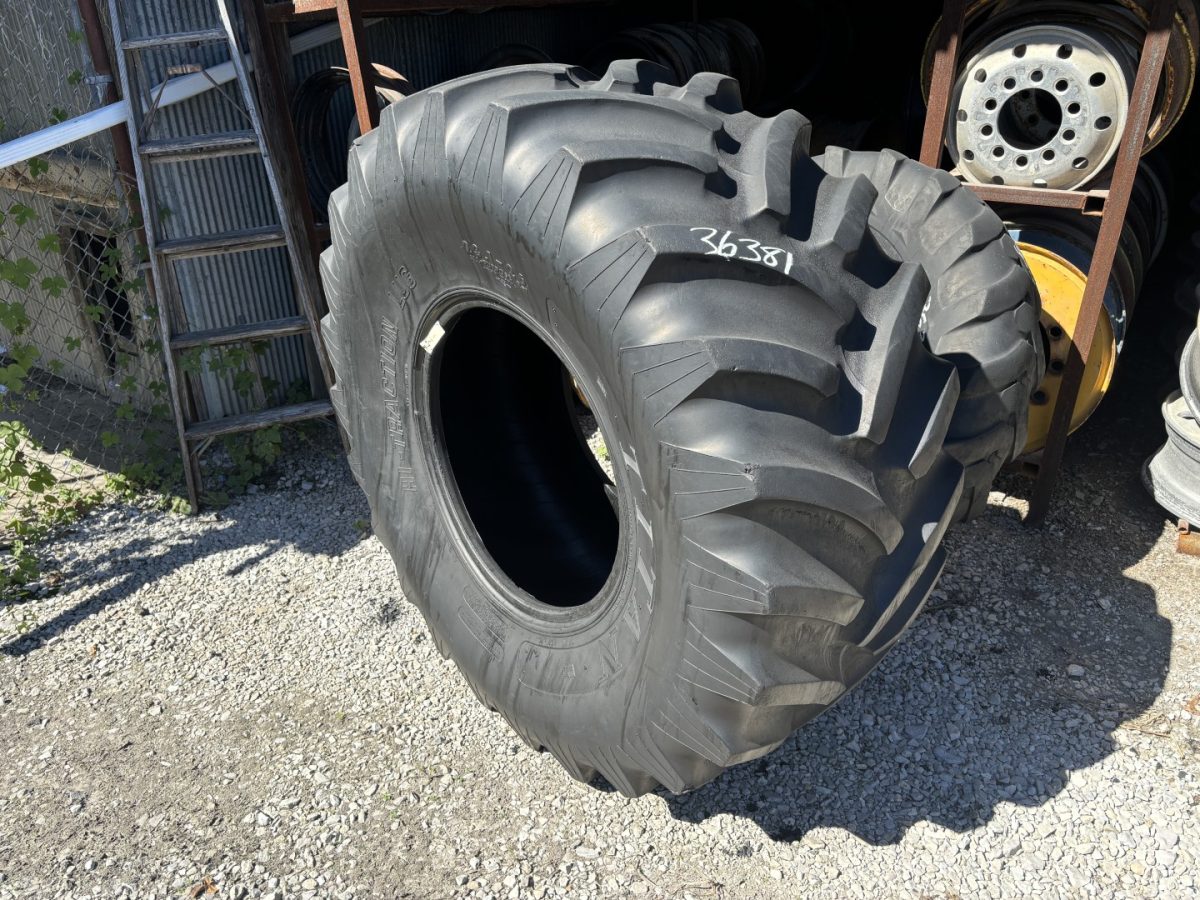 23.1X26 Titan Hi Traction Lug R-1